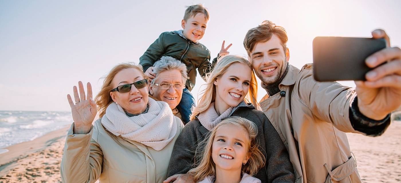 Familia feliz con fluor dental 