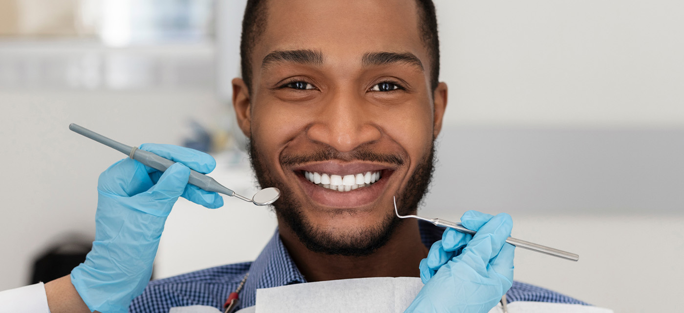 Hombre durante revisión dental dentro del consultorio 