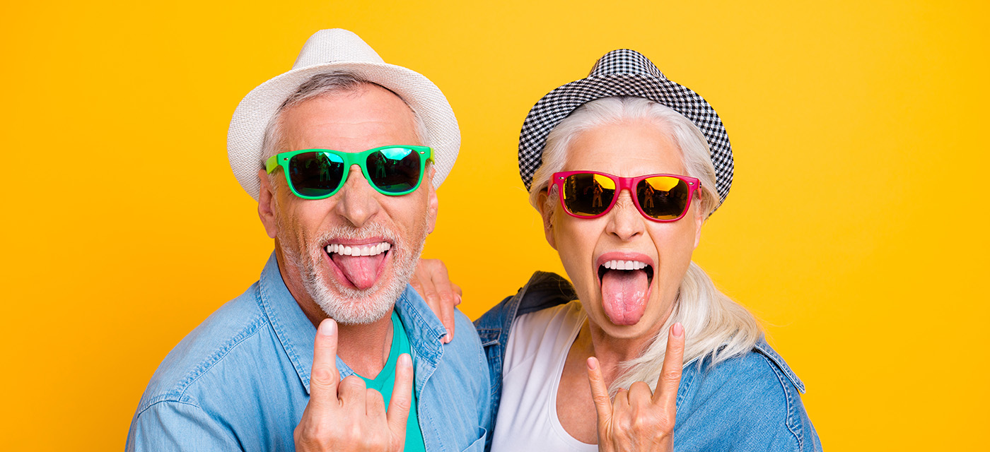 Adultos Mayores con Gafas Negras sonriendo