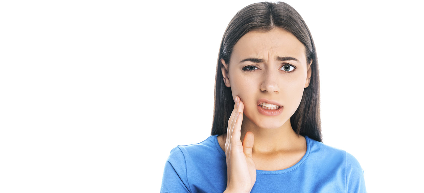 Mujer de camiseta azul con dolor de muelas